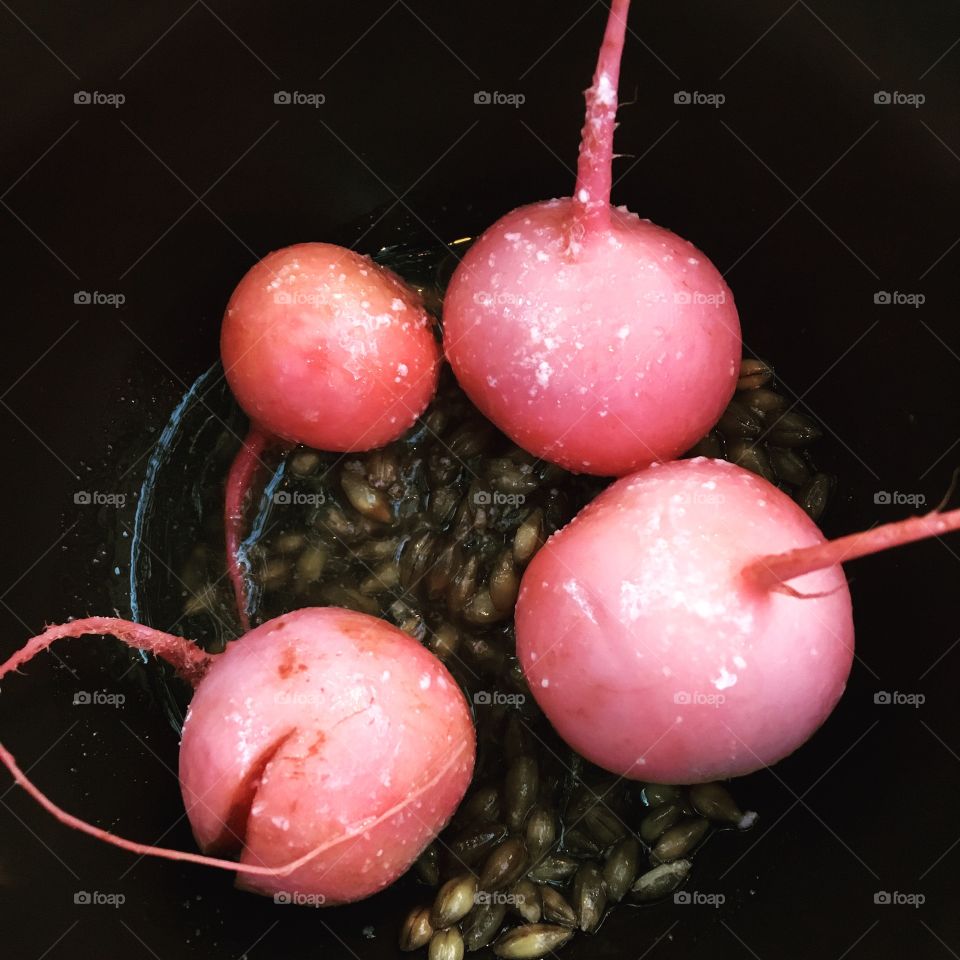 Sidedish - radish with seeds and honey