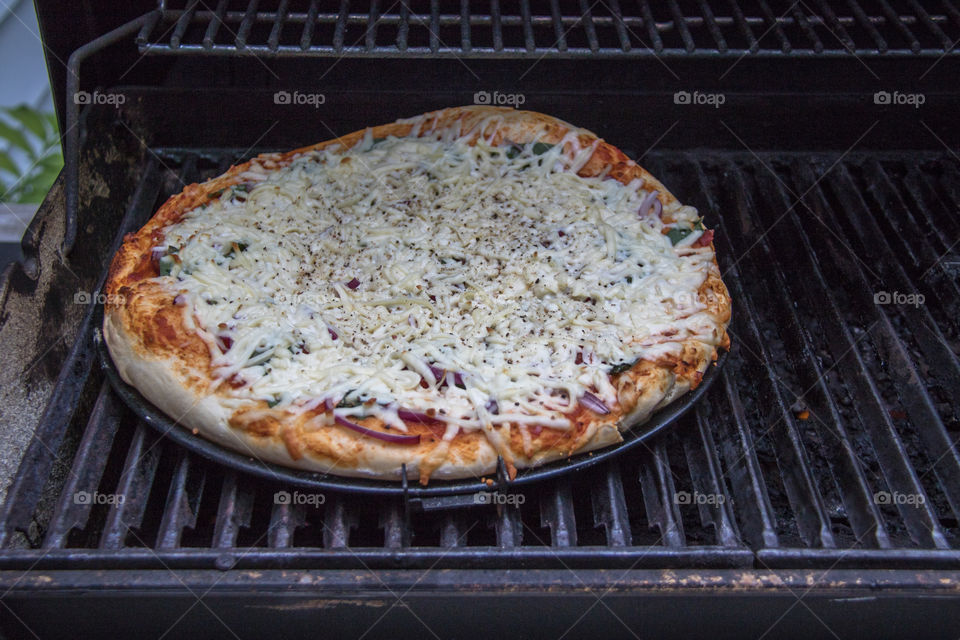 Summertime pizza fun on the BBQ 