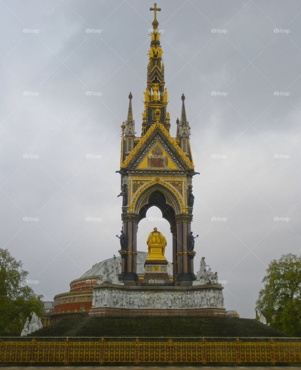 MONUMENT AT THE KENSINGTON GARDEN LONDON, ENGLAND