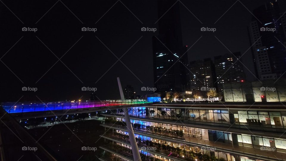 kaohsiung Main Public library. THE architectural technique is very special using suspended steel rods, which is a lightweight design, and adopts glass curtains, so it is also the most penetrable library in the world.