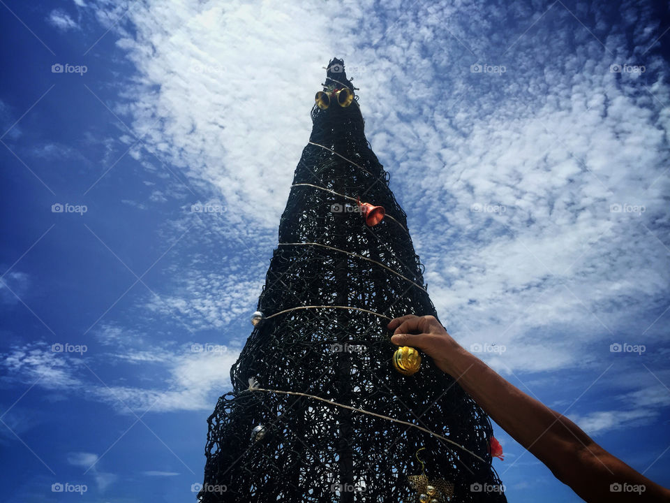 Decorating an outdoor christmas tree