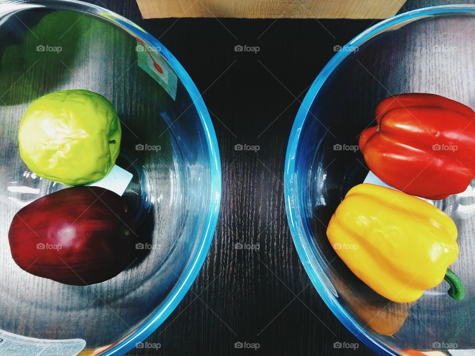 apples and sweet pepper lie in a glass bowl