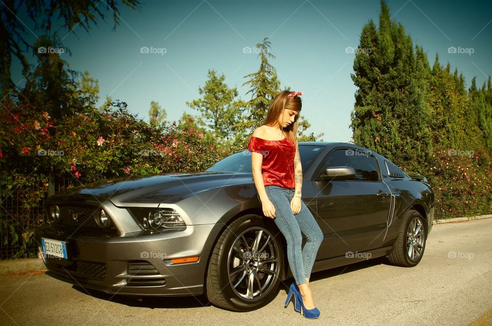 Model Lisa with a mustang GT and flowers 