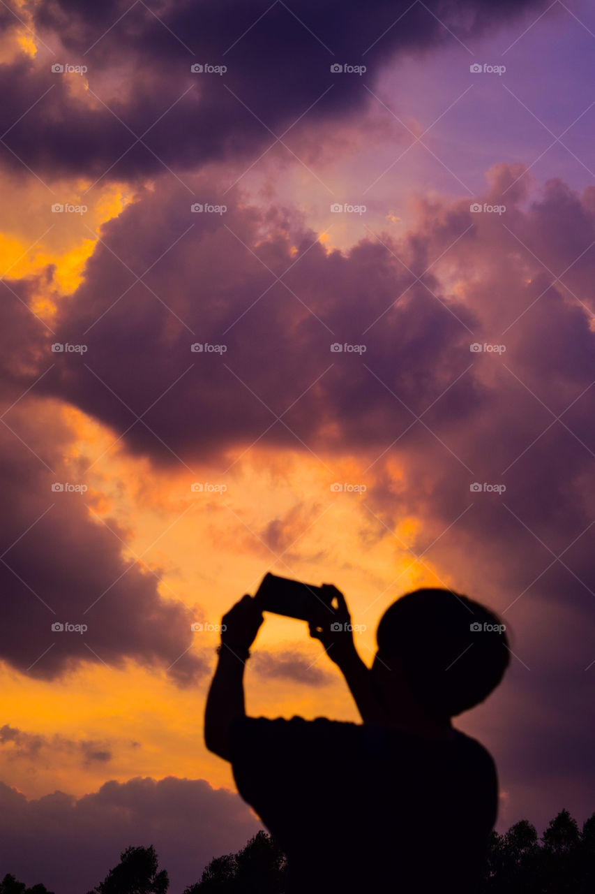 Photos of people falling in love with the sky during sunset.