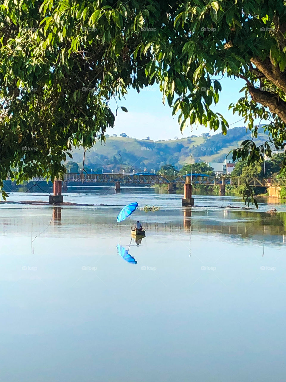 Barco com sombrinha azul 