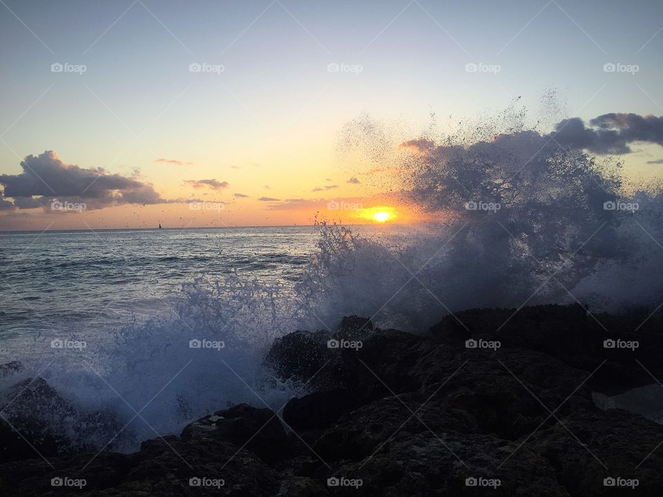 Makaha Oahu waves crashing 