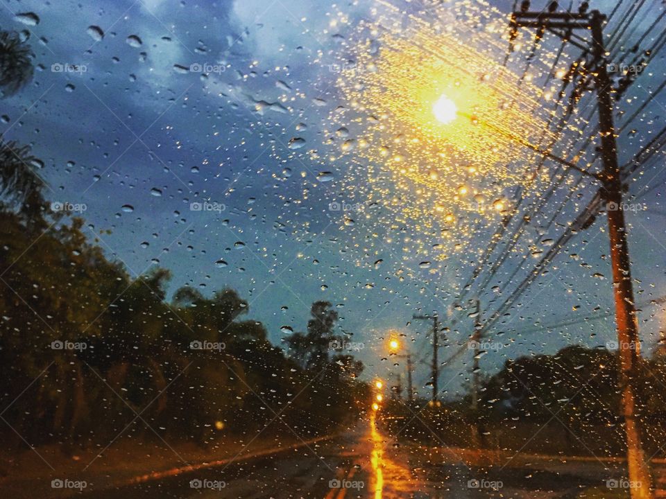 Bom dia!
Agora 06h15 e uma abençoada chuva cai por esse lado do Interior Paulista.
Quem disse que a paisagem não é bonita aqui em Jundiaí, mesmo com o aguaceiro matinal?
Ótima Sexta-Feira para todos.