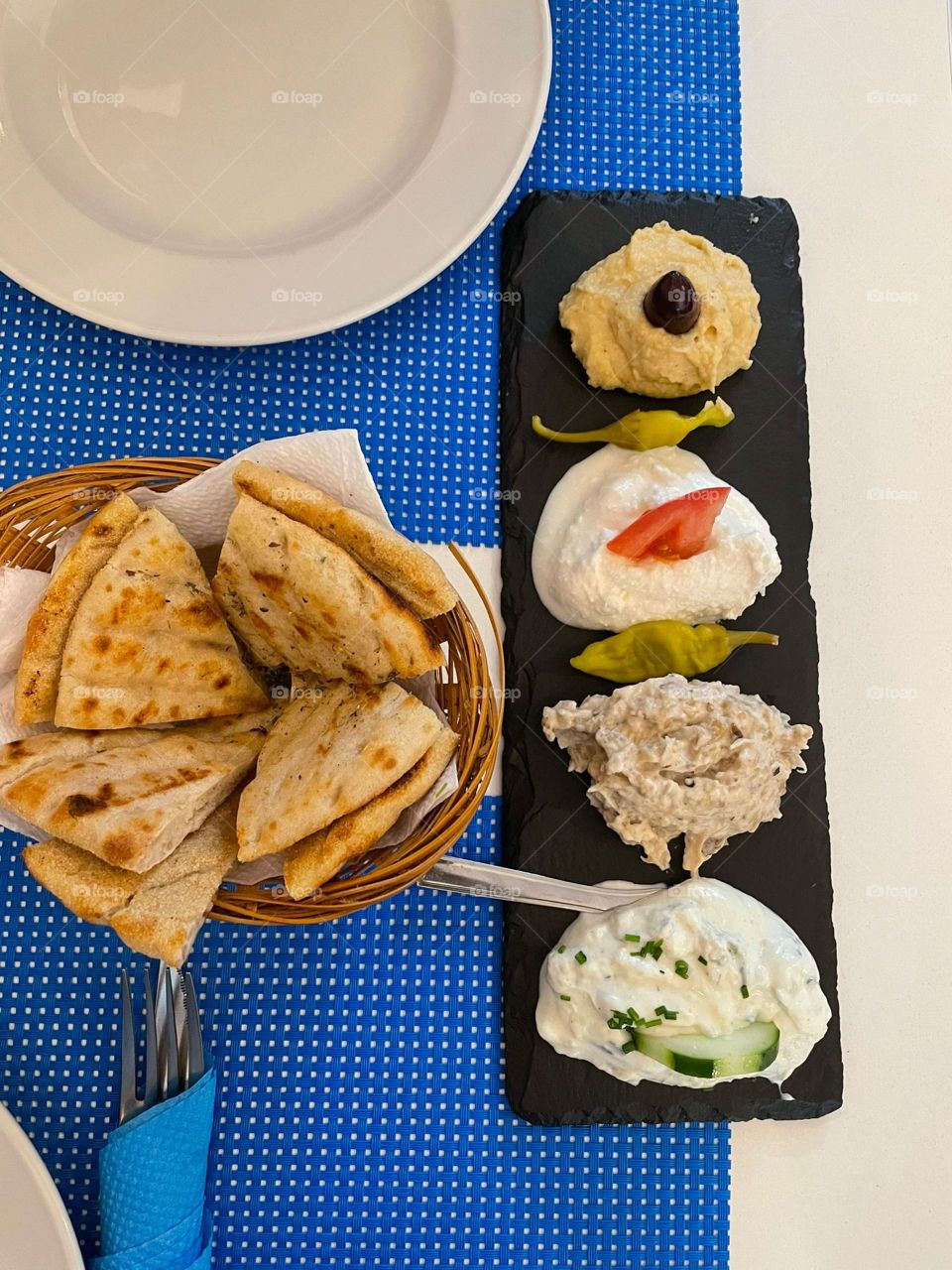 pão grego com molhos gregos variados