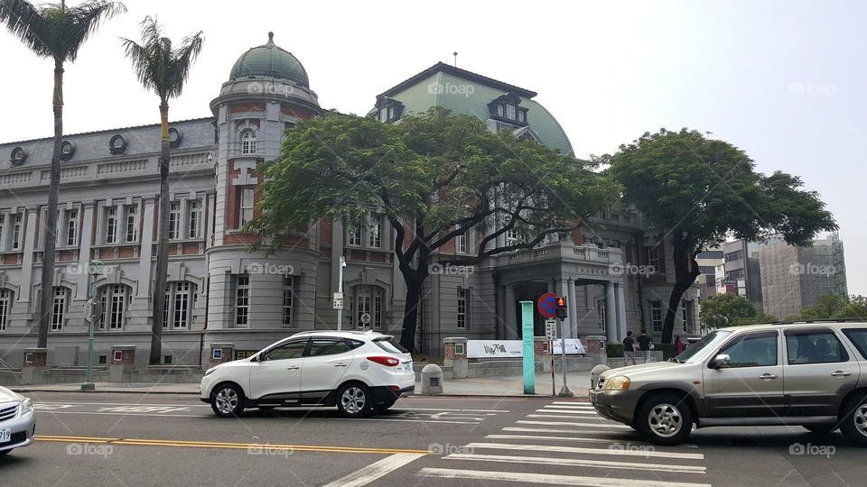 The National Museum of Taiwan Literature is an institution affiliated to the Ministry of Culture of the Republic of China and the first national literature museum in Taiwan.There are cars driving on the road outside the historic site.