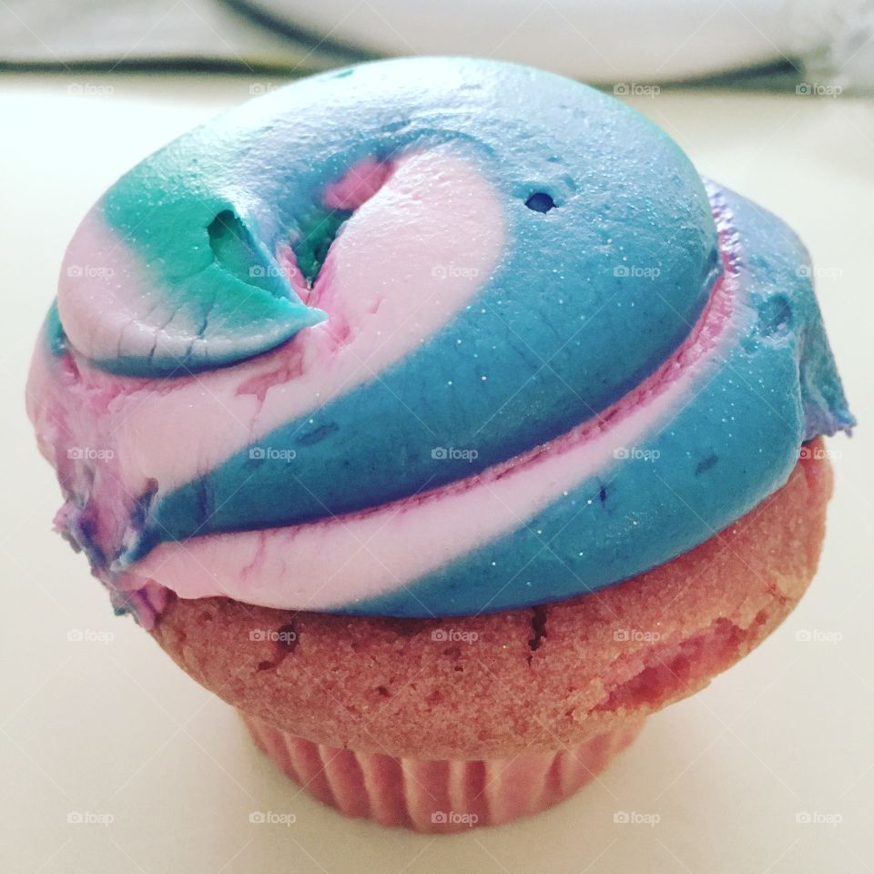 Cotton Candy Cupcake with Vanilla Buttercream Frosting... and Edible Sparkles!