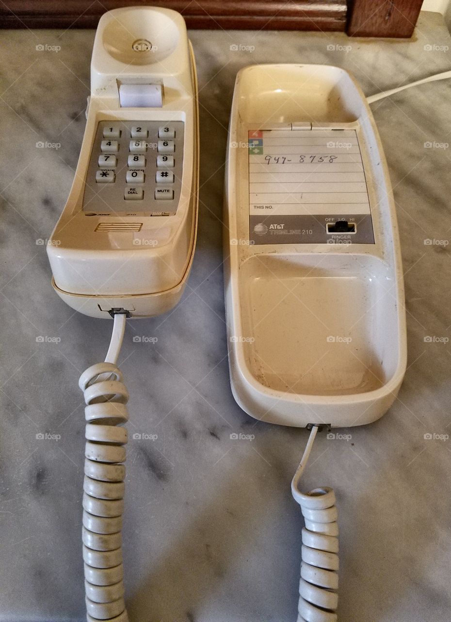 Table top retro telephone, push button dialing, no ringtone choices. Handset, base & cord.
