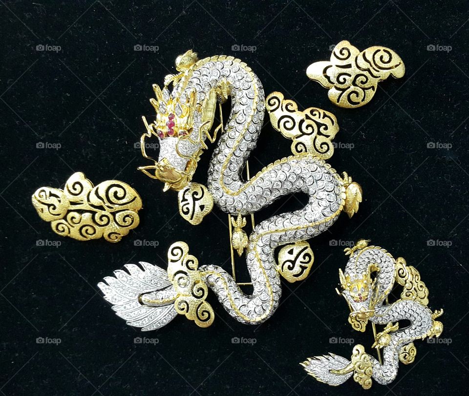 Dragons with diamonds gold brooch and pendant set