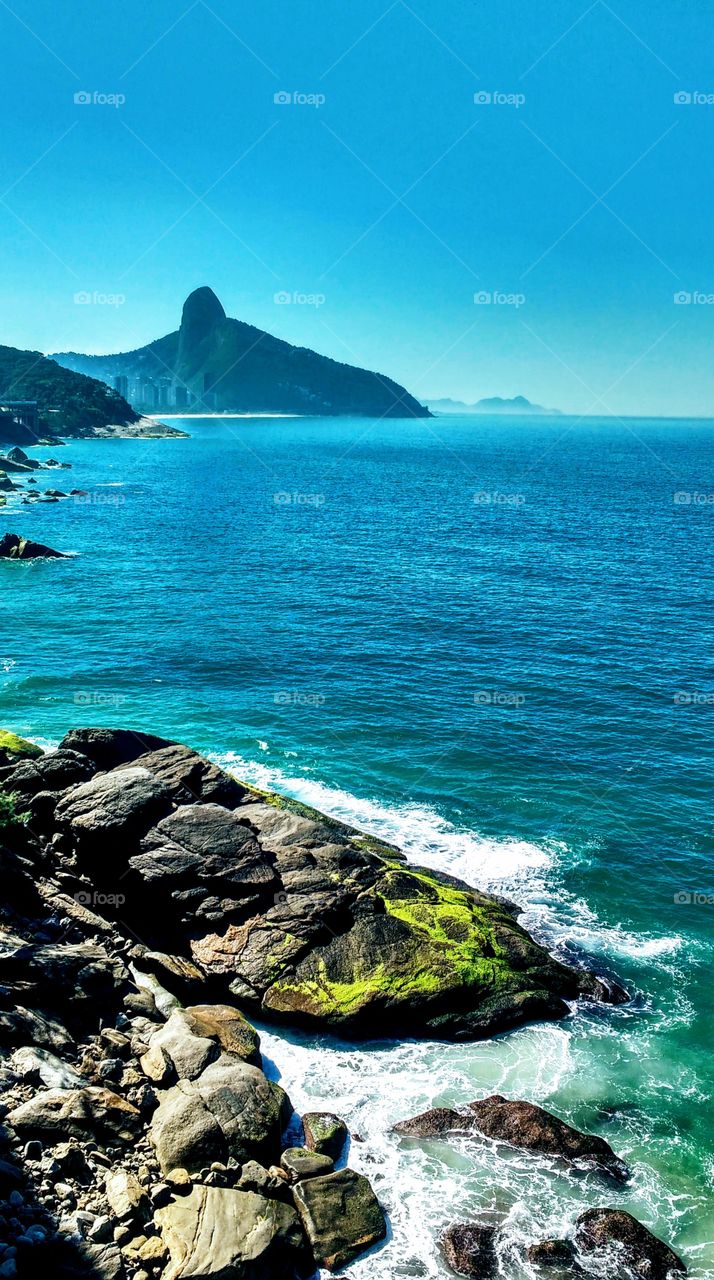 Rio e suas maravilhas. Visão da Estrada do Joá sentido Copacabana.