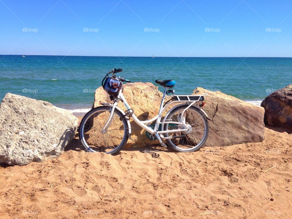 One lonely bicycle