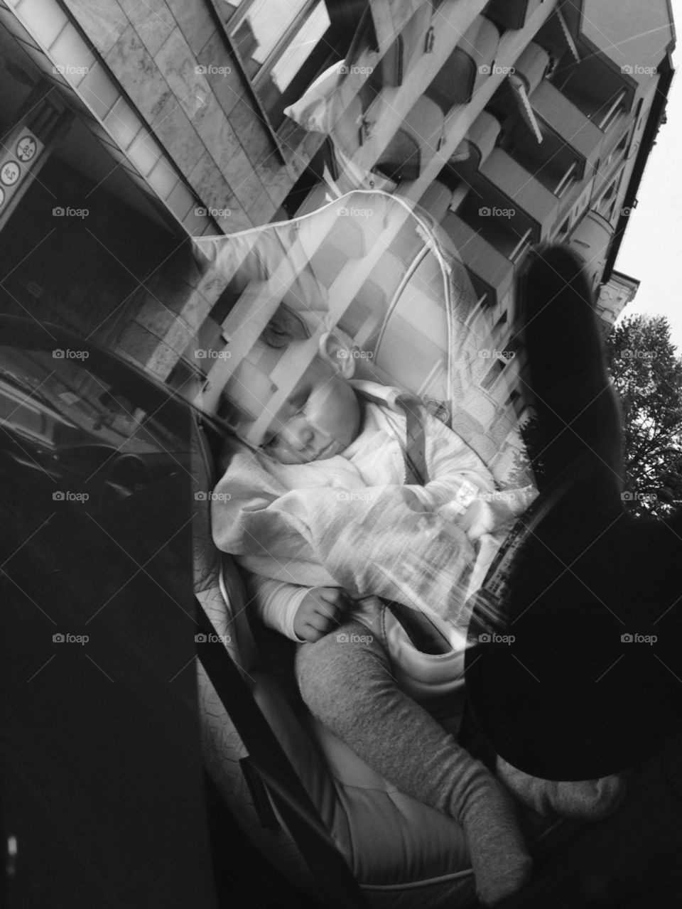 Śpiące dziecko w aucie