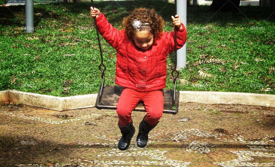menina no balanço