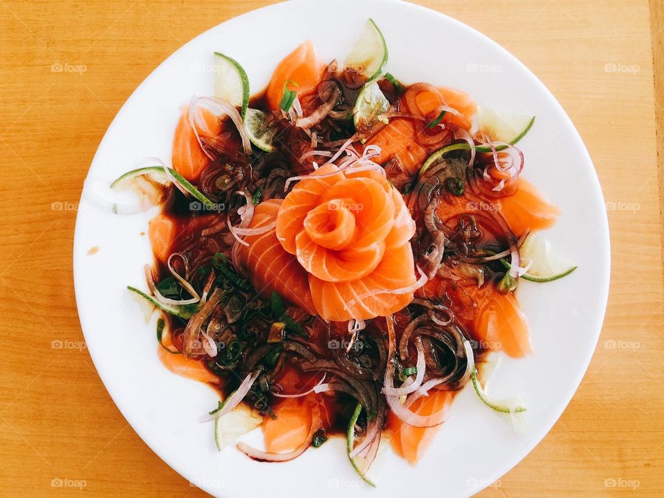 garnish salmon on plate