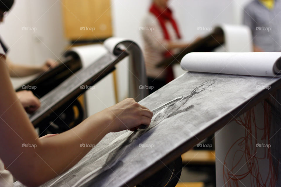 Students draw a model in a studio classroom