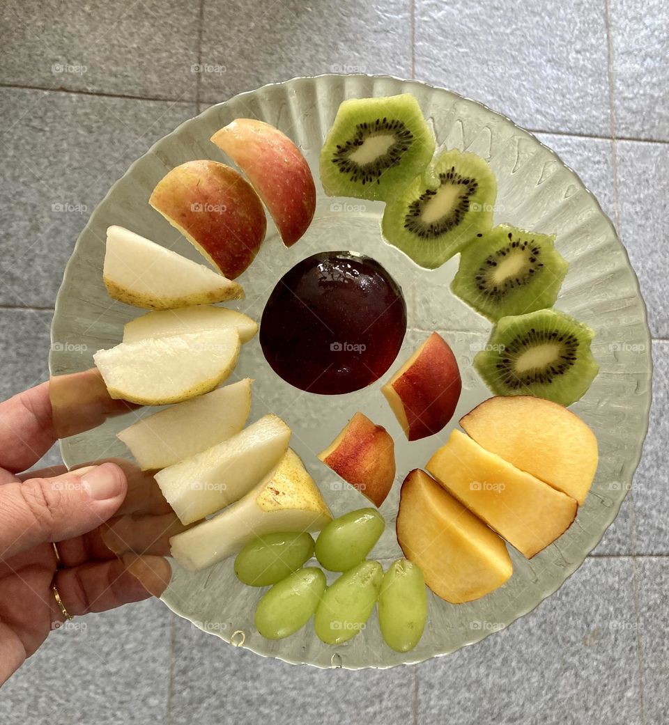 🇧🇷 Pêra, pêssego, ameixa, uva, kiwi, maçã: são as frutas deliciosas que temos para as crianças hoje!
Quem vai querer?

🇺🇸 Pear, peach, plum, grape, kiwi, apple: these are the delicious fruits we have for children today!
Who will?