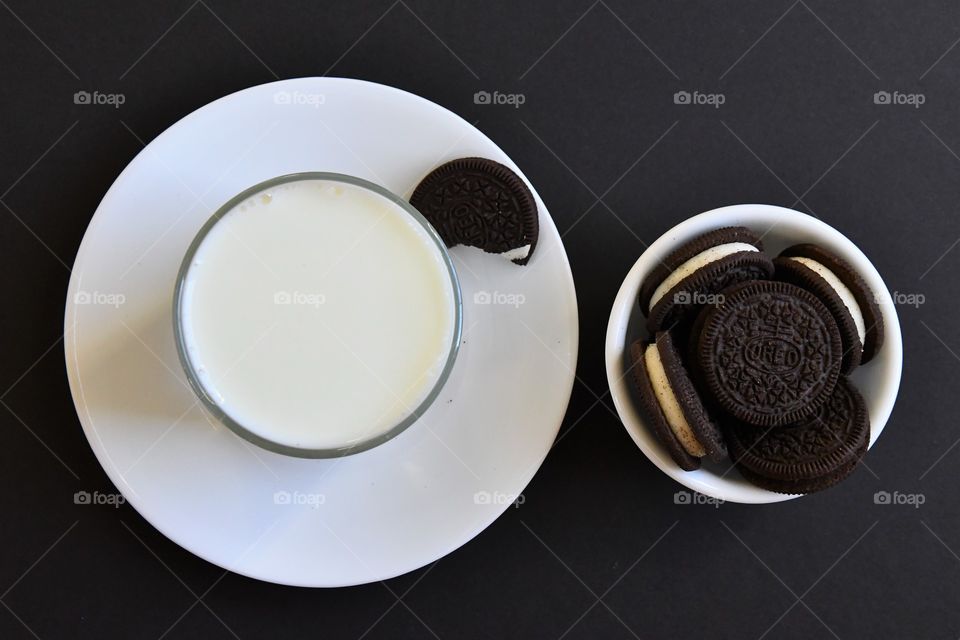 Milk and Oreo cookies