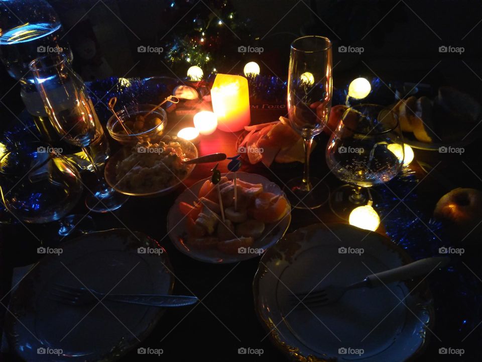 night photo champagne glasses Christmas holiday