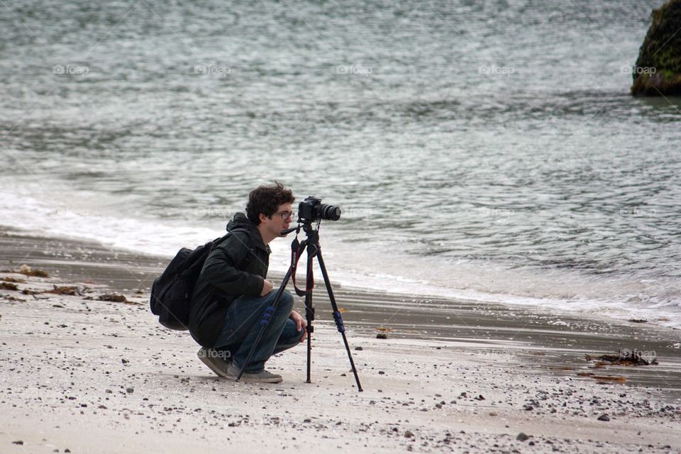 Man setting up his shot 