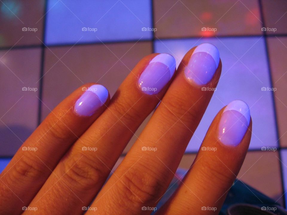 Shellac nails glow under black light