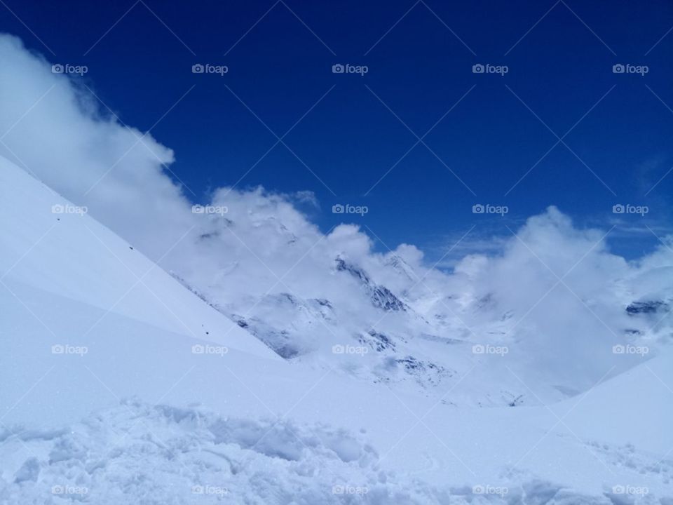 as the clouds are very nearer to the mountains we can't distinguish between the mountain snow and the clouds because the cloud the talking with the mountains and it looks very nice very clear because of the weather but it's really very cold at Nepal