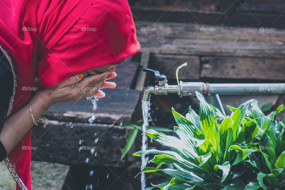 Washing face on an outdoor water tap