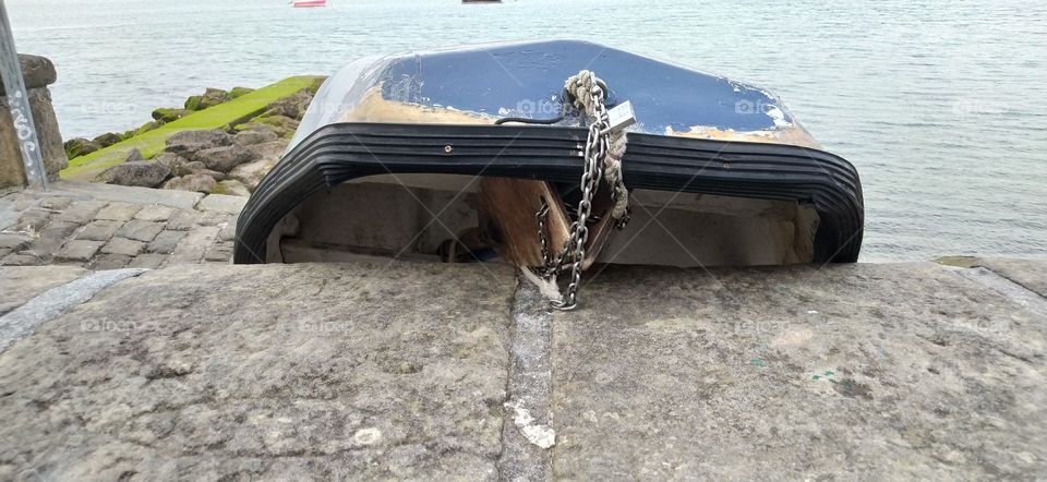 Sobre el petril, mirando al agua