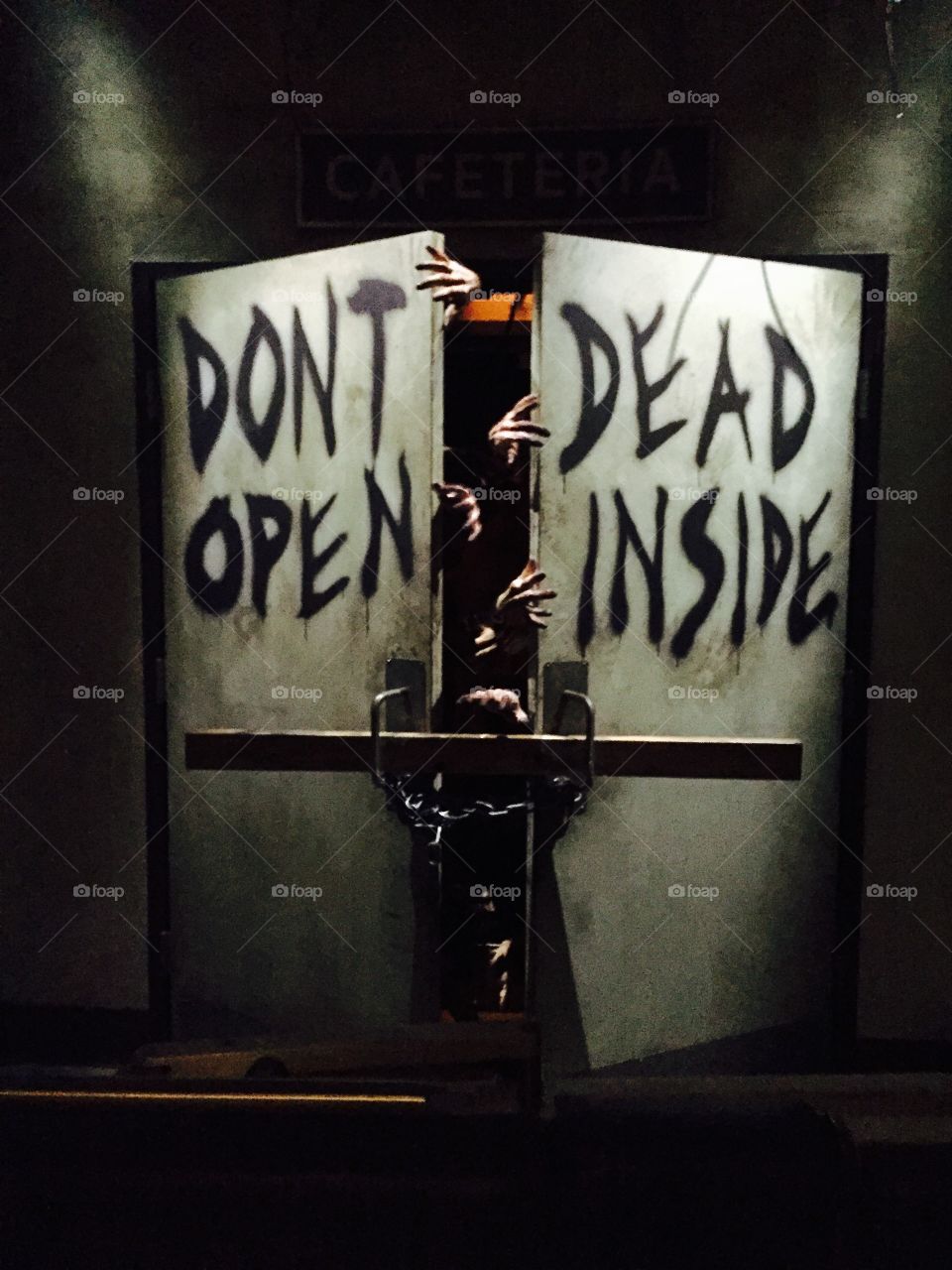 Don't open! Walking dead inside at Universal Studios 😱