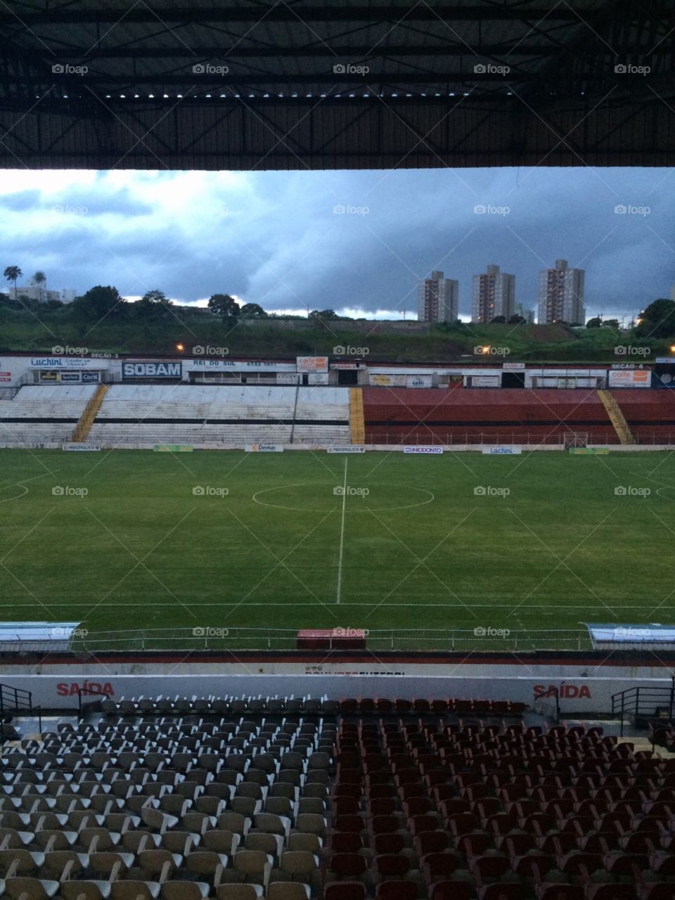 Estádio Dr Jayme Cintra, em Jundiaí, campo do Paulista Futebol Clube, à espera da sua torcida para lotar as arquibancadas. 