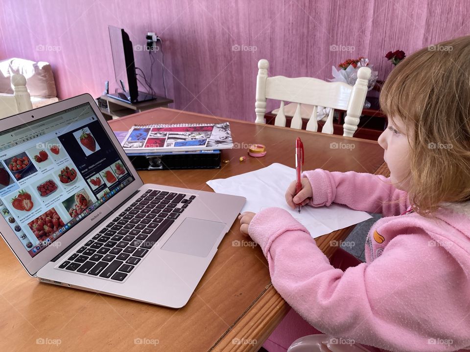 Estudar com MacBook é ótimo. Minha filha se diverte e aprende ao mesmo tempo, aproveitando os recursos da Apple./ Studying with a MacBook is very good.  My daughter has fun and learns at the same time, always taking advantage of Apple's resources.