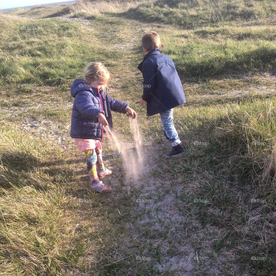 På stranden . Kvällspromenad 