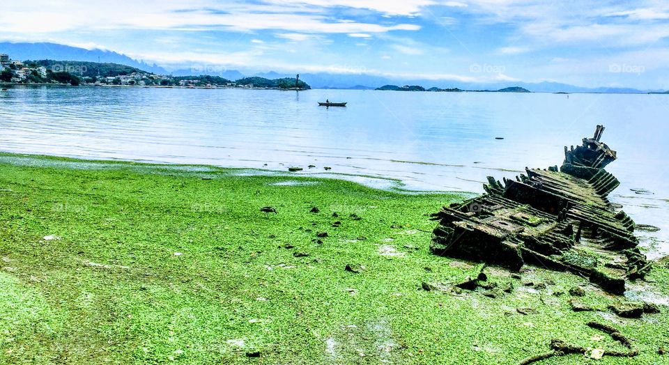 Ruínas de um barco que funcionava como ateliê. Uma pena.
