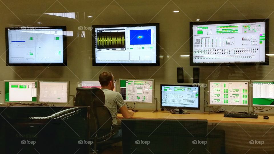 an officer worker in front of many screans in a research facility in Barcelona, Spain.