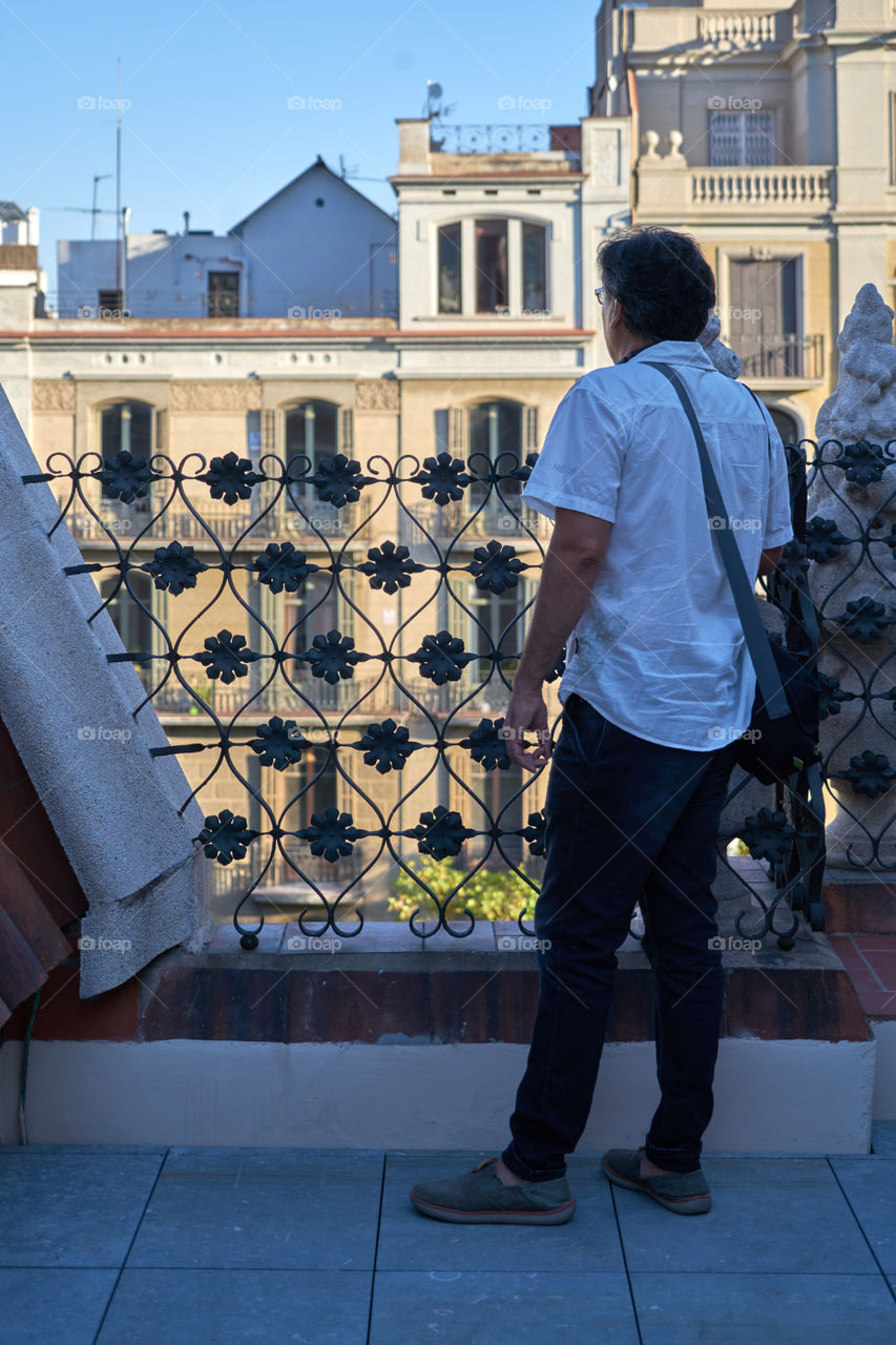 Barcelona. Avda Diagonal vista desde la Casa de les Puntxes . Detalles de las terrazas del edificio. 