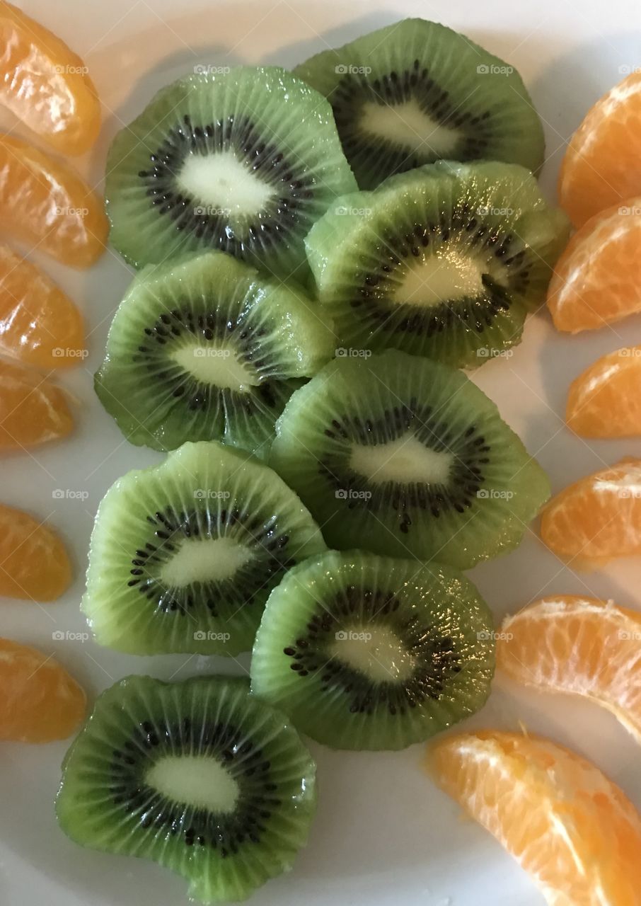 Kiwi and mandarin slices closeup