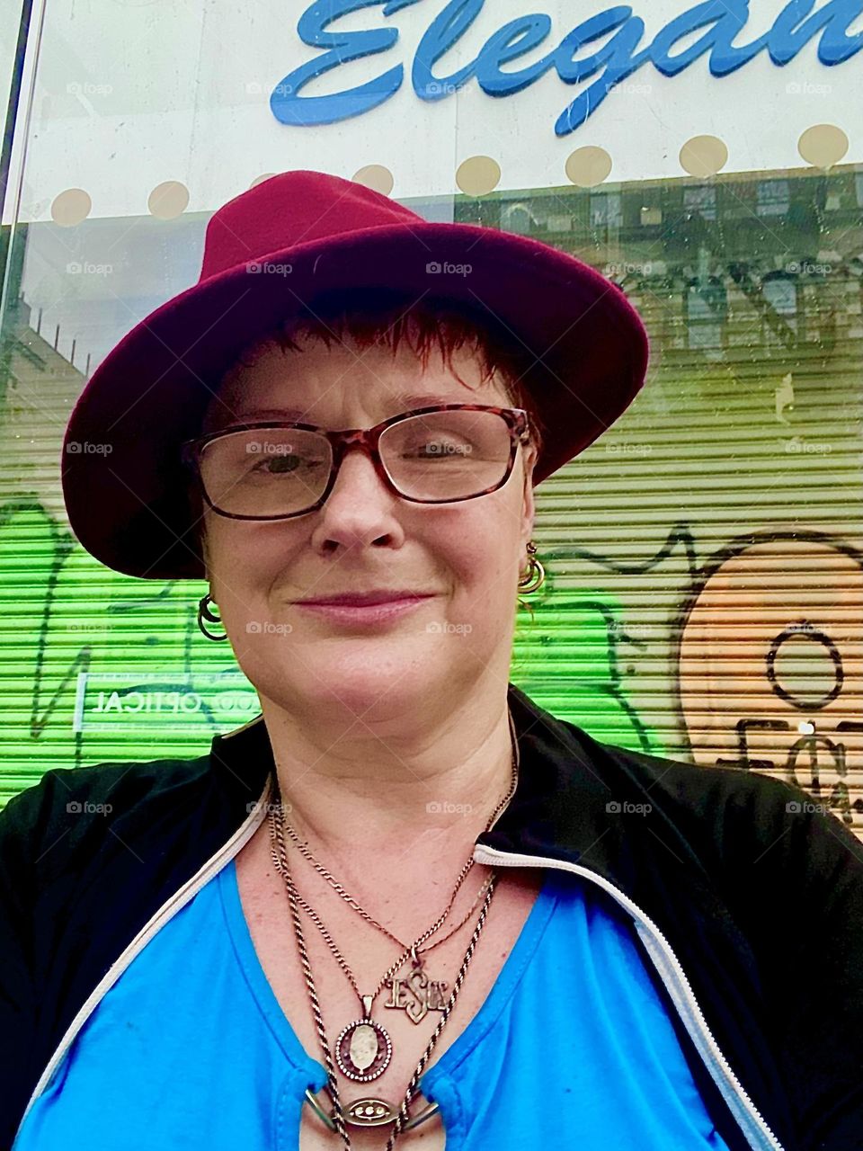 A well dressed fashionista knows how to accessorize. And so is „Petra Schiller“ a.k.a. „Maxine Firefox“ a.k.a. „Maximiliane Feuerfuchs“ no exception to this rule. See her here in „Bushwick“, Bklyn on a fashionable outing. 2023. Hypnotic Productions