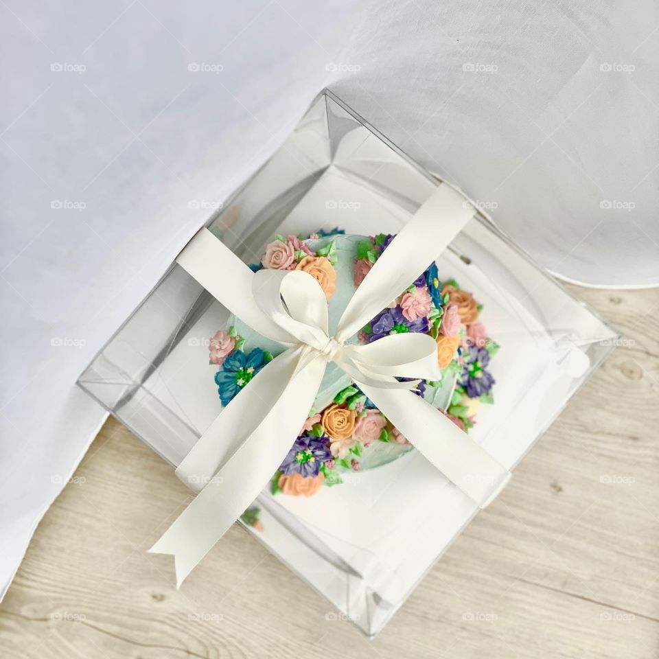 A gift of Gorgeous and pretty 3D edible floral buttercream cake for birthday or Mother’s Day festive season 