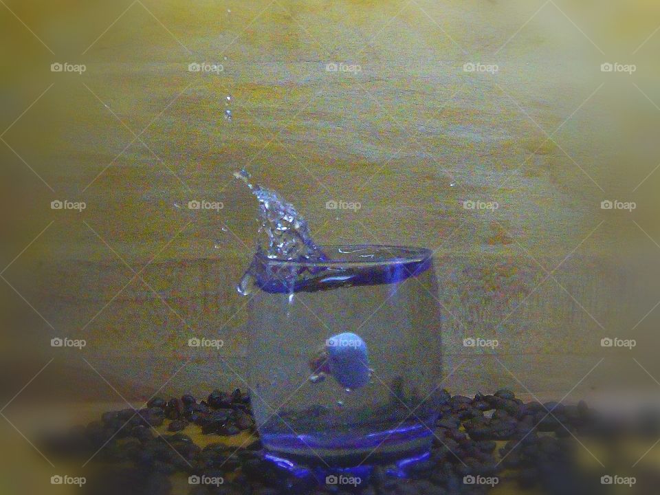 Wasser mit ein stein