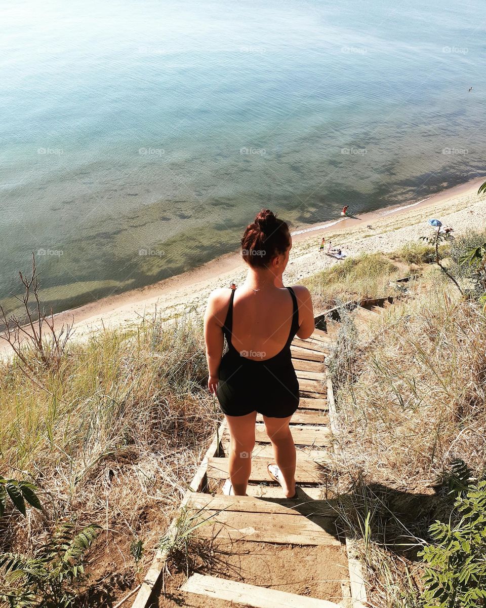 The girl says goodbye to the sea