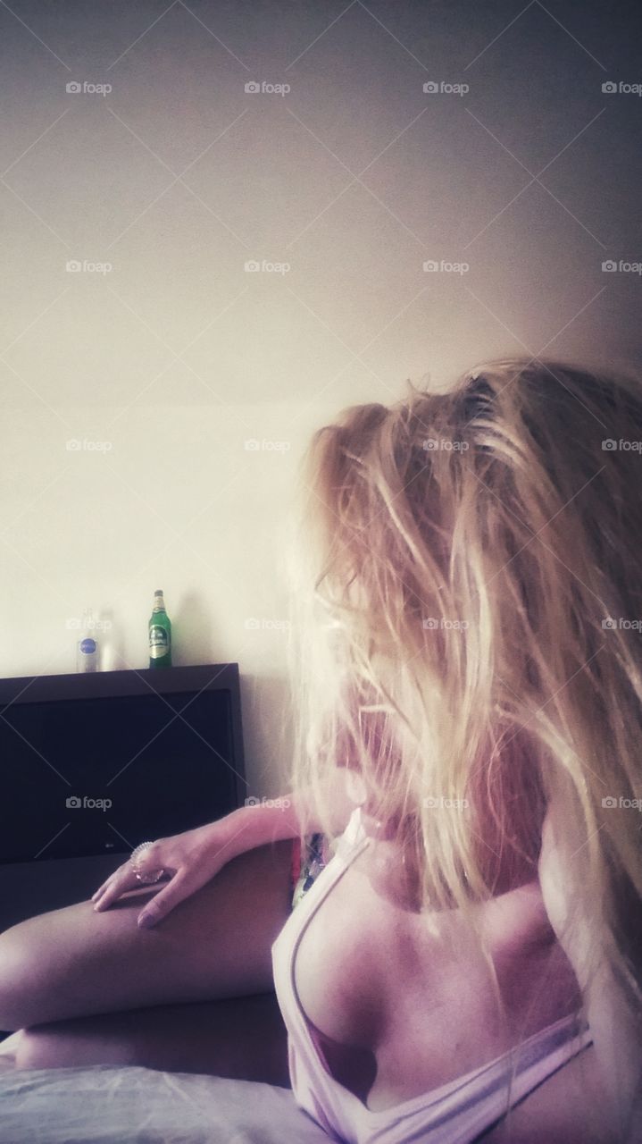 девушка лежит на кровати в номере отеля