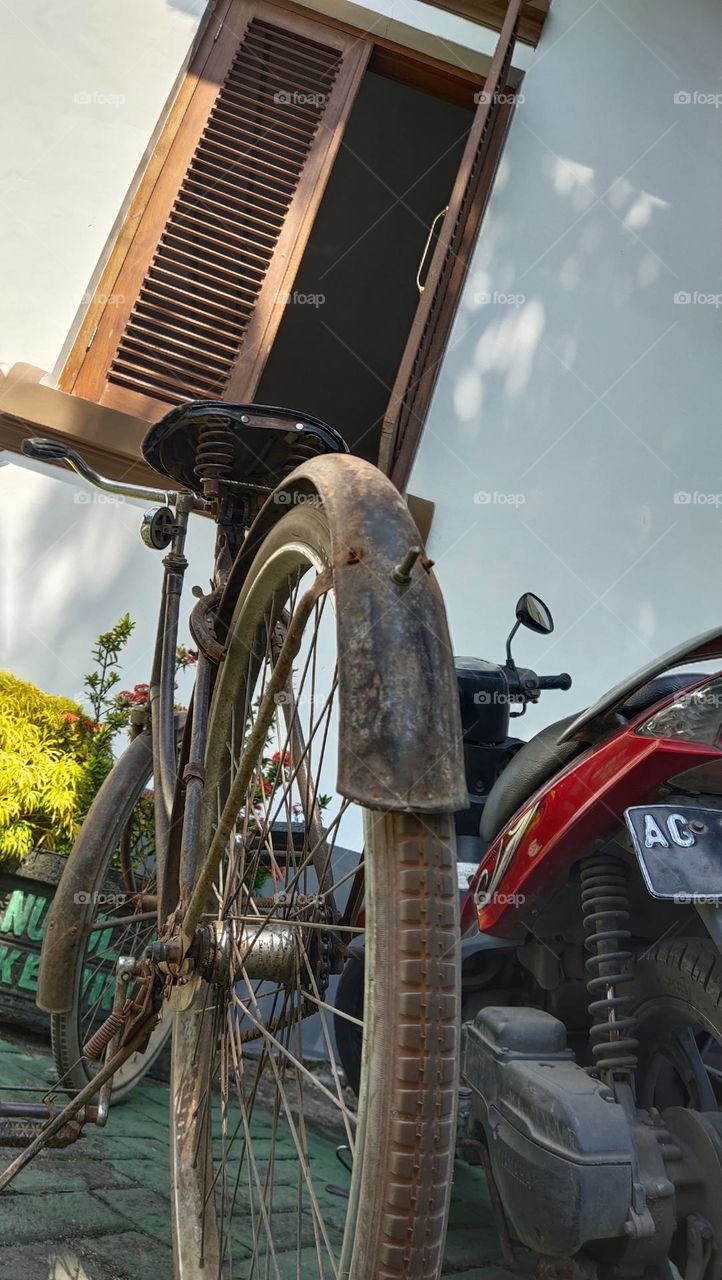 sepeda di depan jendela
