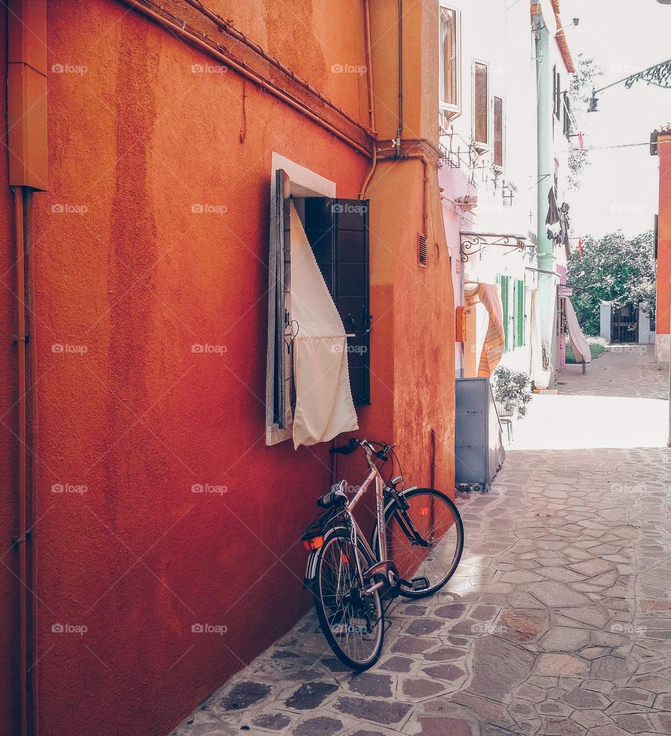 A bicycle and an orange wall 