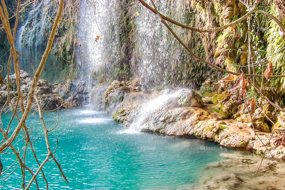 Wasserfall in Manavgat Türkei, türkises Wasser, Felsen, Lianen.
