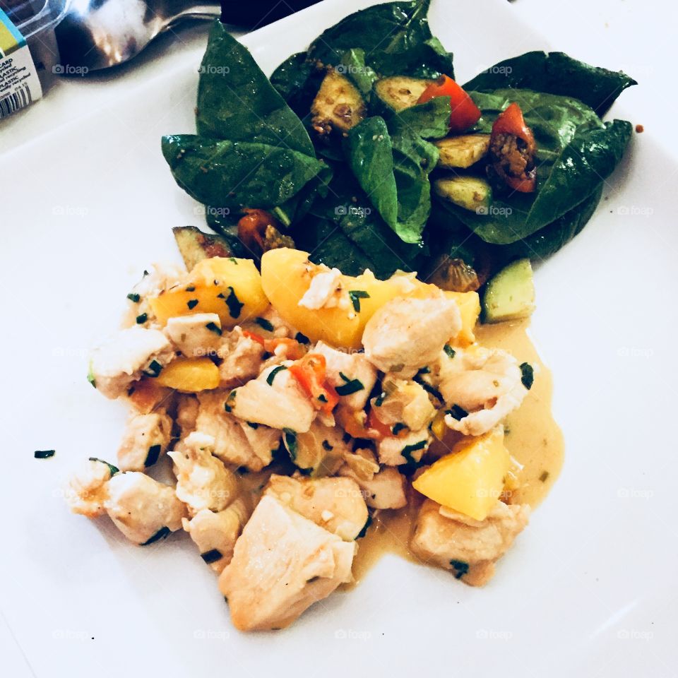 Chicken and peaches with avocado salad and chillis 