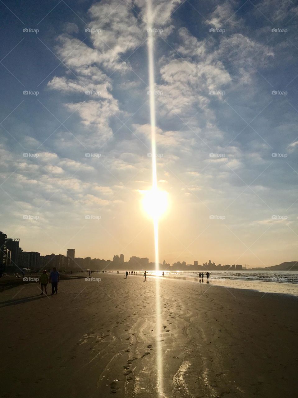 I walk along this beach sand, following the beauty of the sun and feeling the pure sea air (Santos, Brazil). / Por essa areia da praia eu vou andando, seguindo a beleza do sol e sentindo o ar puro do mar (cidade de Santos, Brasil).