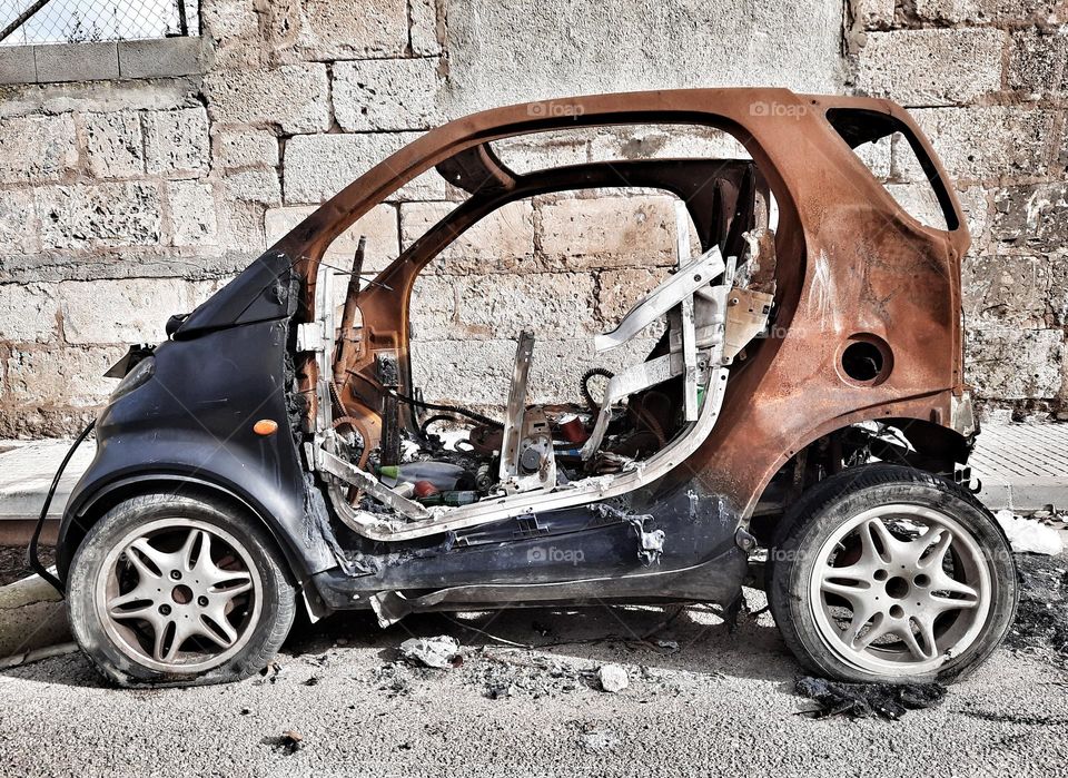 Capture of a Smart Fortwo completely burned on the street.
Did it end like this due to an act of vandalism or a mechanical failure?
Photography always provides curiosities by raising certain questions.