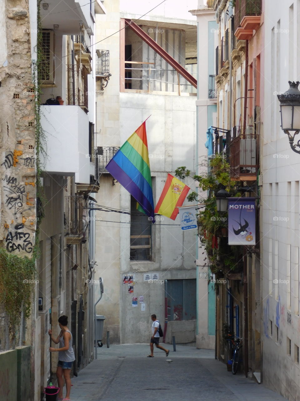 Allée au drapeau espagnol et LGBT